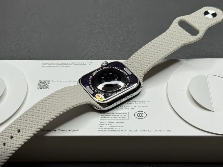 Apple Watch 11 46mm Natural Titanium