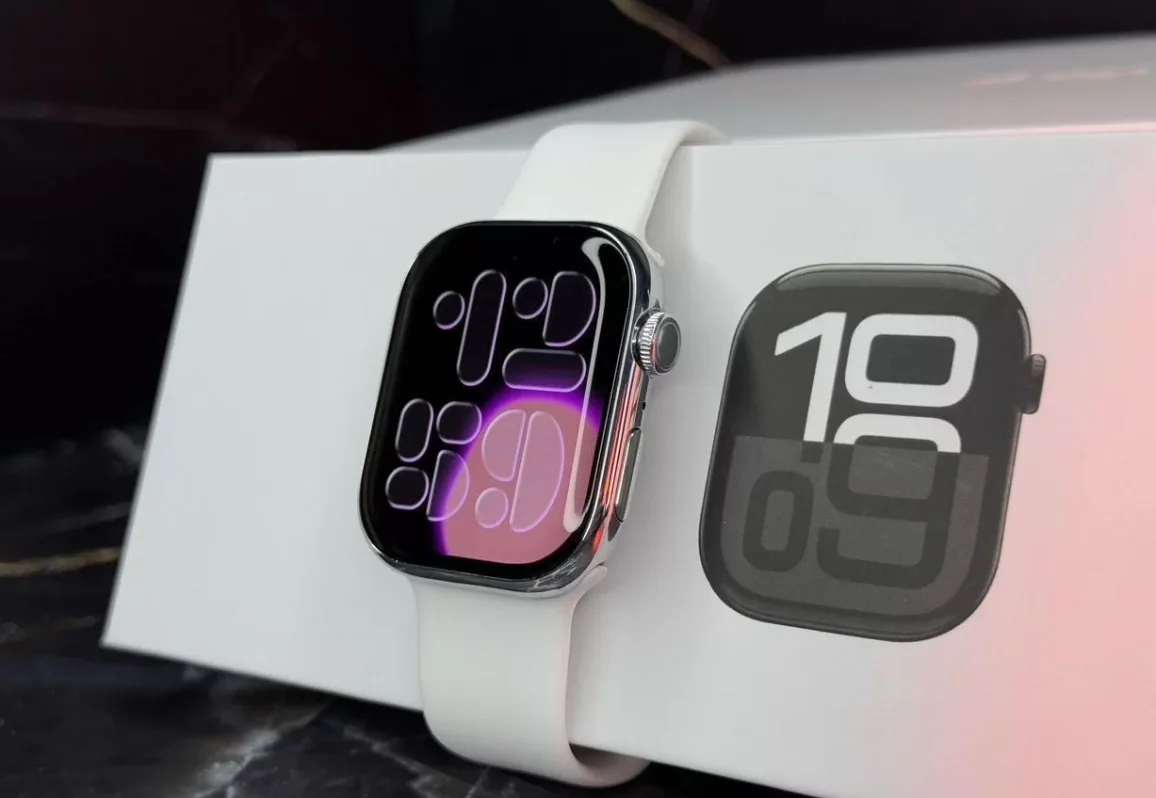 Apple Watch Series 11 Natural Titanium