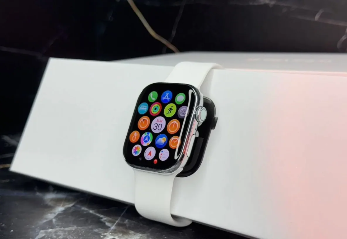Apple Watch Series 11 Natural Titanium